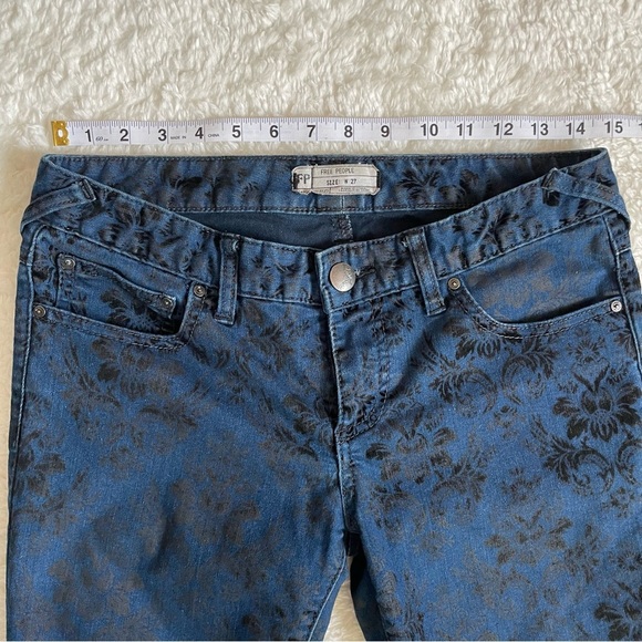 Free People Velvety Flower Black Print Blue Skinny Jeans Size 27 - Picture 2 of 6